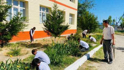 Ашық сабақ барысында оқушылар көктемгі дала жұмыстарымен танысып, мектеп ауласындағы өсімдіктерді баптау мен күтудің негізгі тәсілдерін меңгерді. Сондай-ақ, зақымданған өсімдіктерді қалпына келтіру, оларды қайта отырғызу және табиғатқа ұқыпты қарау жолдар