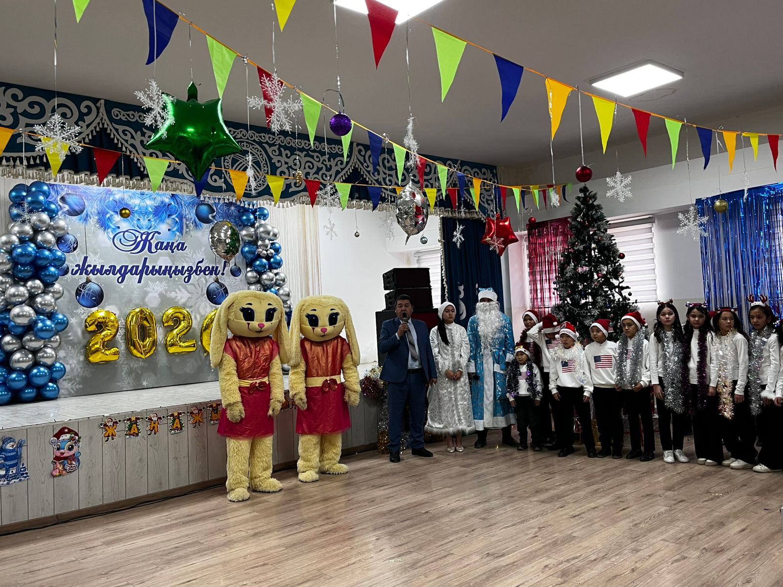 «Қош келдің, Жаңа жыл!» тақырыбында жаңа жылдық мерекелік іс-шара ұйымдастырылып, жоғары деңгейде өткізілді.